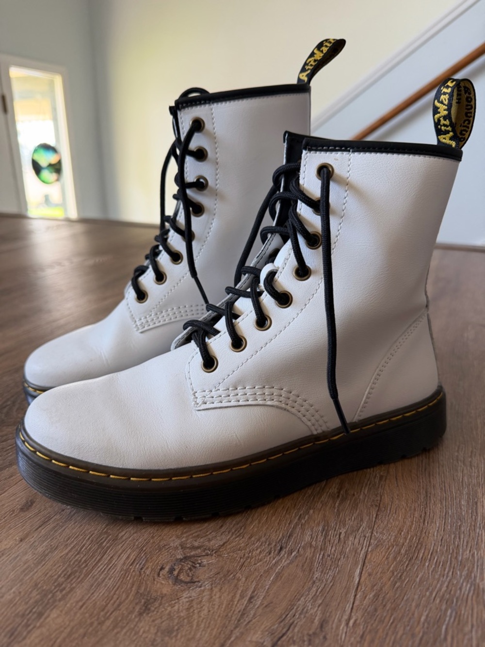 Dr Martens Zavala 8 Hole Boots Size 8 White